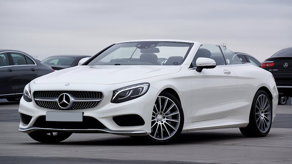 Elegantni bijeli Mercedes-Benz kabriolet