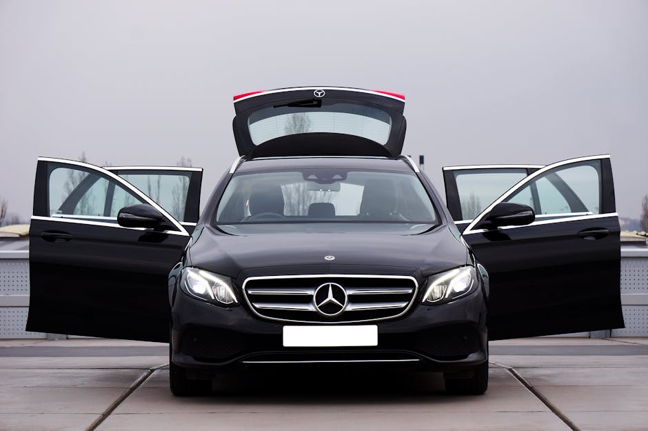 Crni Mercedes-Benz s otvorenim vratima