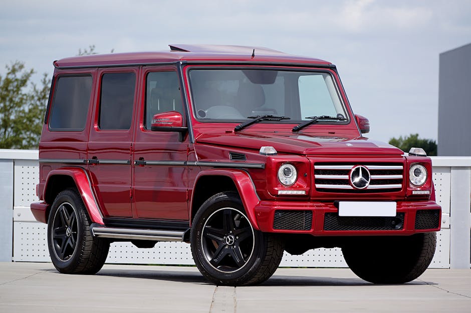 Crveni Mercedes-Benz G-Class SUV