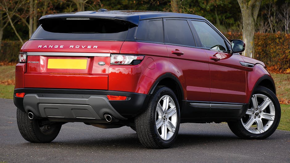 Elegantni crveni Range Rover SUV parkiran na otvorenom