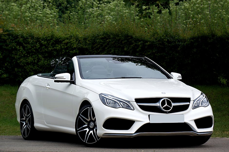 Bijeli Mercedes Benz kabriolet